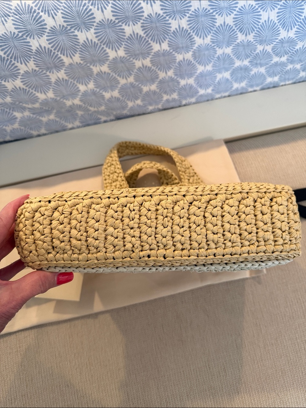 Valentino Garavani Two-Tone Crochet V Tote in Beige and Cream - Picture 5 of 7
